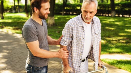 Yngre man som hjälper äldre man